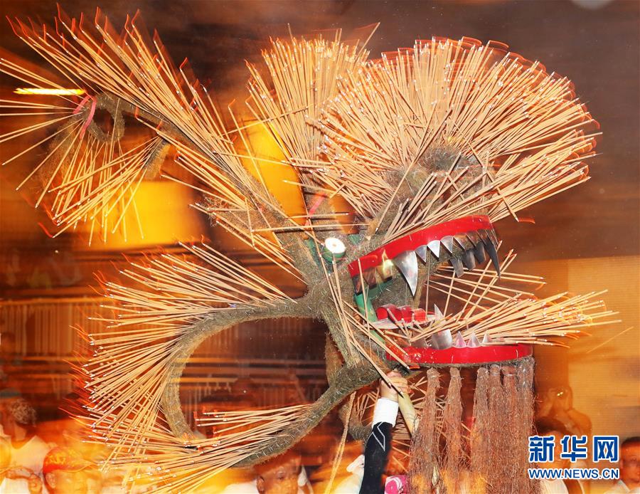 这是9月12日拍摄的香港街头舞火龙表演。新华社记者 李钢 摄