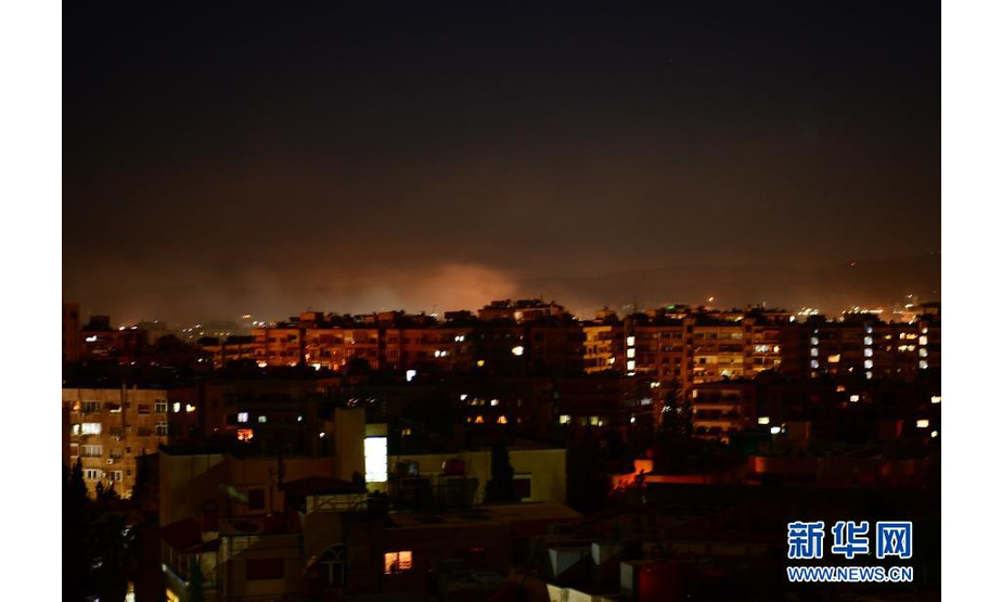 这是在叙利亚大马士革拍摄的远方一处被袭击地点升起浓烟（2月28日摄）。

　　叙利亚军方28日说，以色列当晚对大马士革周边地区发动导弹袭击，叙防空系统击落了大部分导弹。

　　新华社发（阿马尔·萨法尔贾拉尼摄）