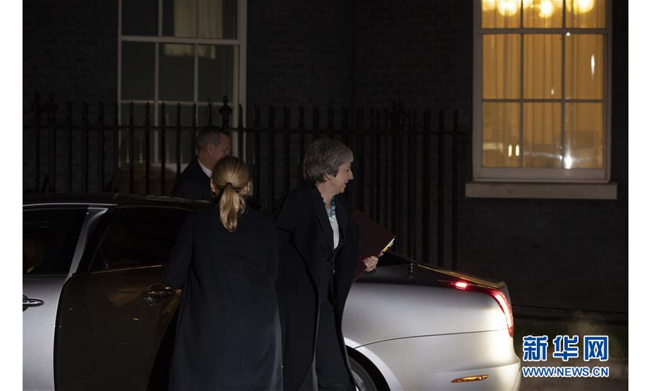 12月10日，在英国伦敦，英国首相特雷莎·梅（右）从议会返回首相府。　新华社记者韩岩摄