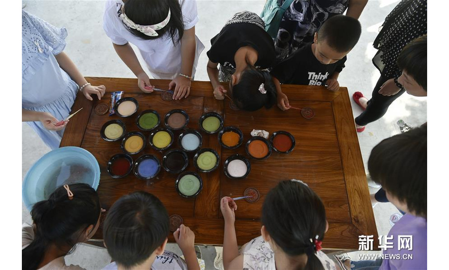 8月25日，在香河县北李庄村的乡村旅游非遗体验园里，孩子们学习体验景泰蓝制作技艺。 新华社记者 鲁鹏 摄