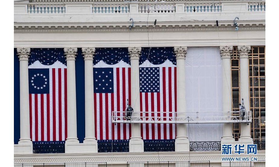 1月11日，在美国首都华盛顿，工作人员在国会大厦外悬挂旗帜，为下届总统的就职典礼做准备。新华社记者 刘杰 摄