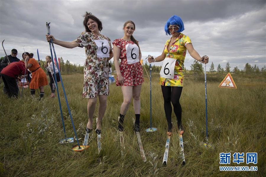 8月10日，在芬兰北部的普达斯耶尔维，人们参加“花裙高跟鞋 滑越沼泽地”趣味赛事。 在芬兰北部的普达斯耶尔维举行的“花裙高跟鞋 滑越沼泽地”趣味赛事已有14年的历史，参赛者要穿着花裙和高跟鞋，脚踩滑雪板滑行穿过30米的沼泽地带。相对于冬天在雪地上滑雪，夏日里在沼泽地滑行需要耗费更多的体力并掌握更多技巧，参与者也从中享受到了别样的乐趣。 新华社发（马蒂·马蒂凯宁摄）