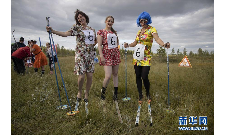 8月10日，在芬兰北部的普达斯耶尔维，人们参加“花裙高跟鞋 滑越沼泽地”趣味赛事。 在芬兰北部的普达斯耶尔维举行的“花裙高跟鞋 滑越沼泽地”趣味赛事已有14年的历史，参赛者要穿着花裙和高跟鞋，脚踩滑雪板滑行穿过30米的沼泽地带。相对于冬天在雪地上滑雪，夏日里在沼泽地滑行需要耗费更多的体力并掌握更多技巧，参与者也从中享受到了别样的乐趣。 新华社发（马蒂·马蒂凯宁摄）