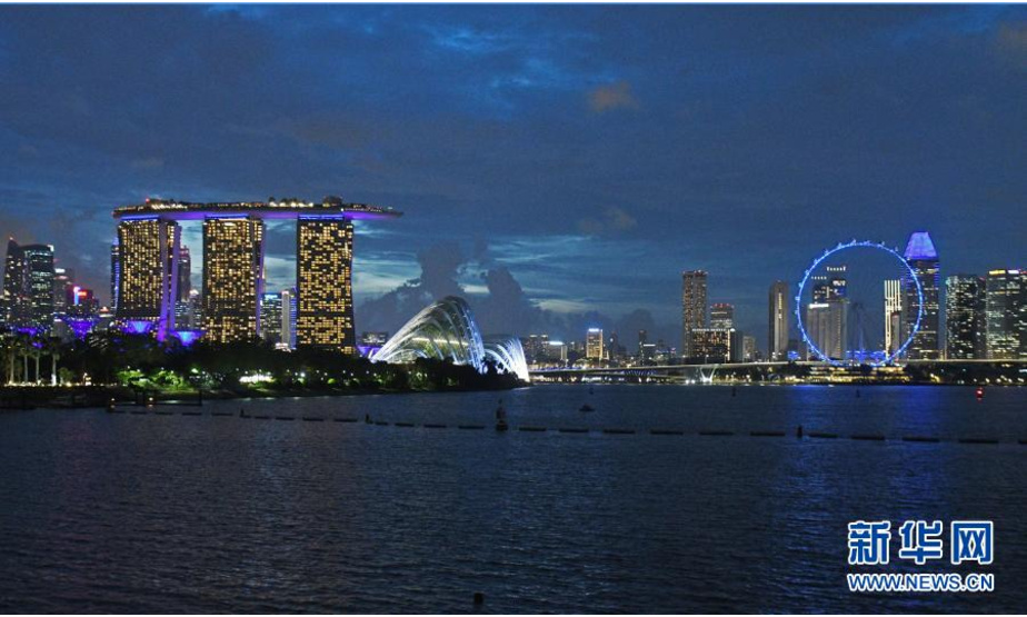 这是3月22日在新加坡拍摄的亮起蓝色灯光的建筑物。

　　新加坡的多处建筑于3月22日亮起蓝色灯光，以纪念世界水日。

　　新华社发 （邓智炜摄）