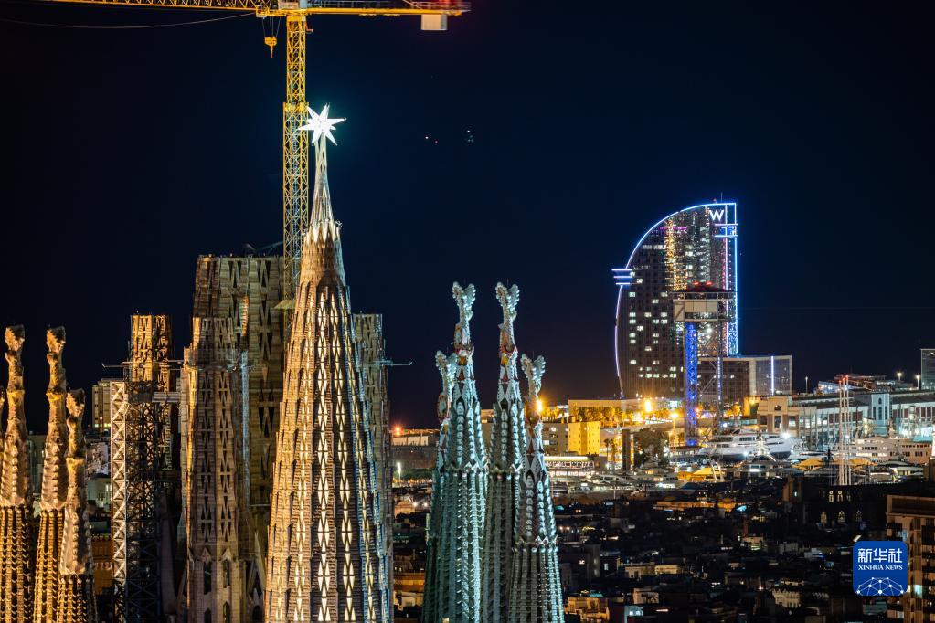 这是12月8日在西班牙巴塞罗那拍摄的圣家堂塔顶之星。

　　西班牙巴塞罗那地标建筑圣家族大教堂（又称圣家堂）上的塔顶之星于11月29日安装，12月8日点亮，标志着教堂建设“封顶”。圣家堂由西班牙著名建筑师高迪设计，从1882年开始修建至今，预计将于2030年竣工。

　　新华社发（胡安·戈萨摄）