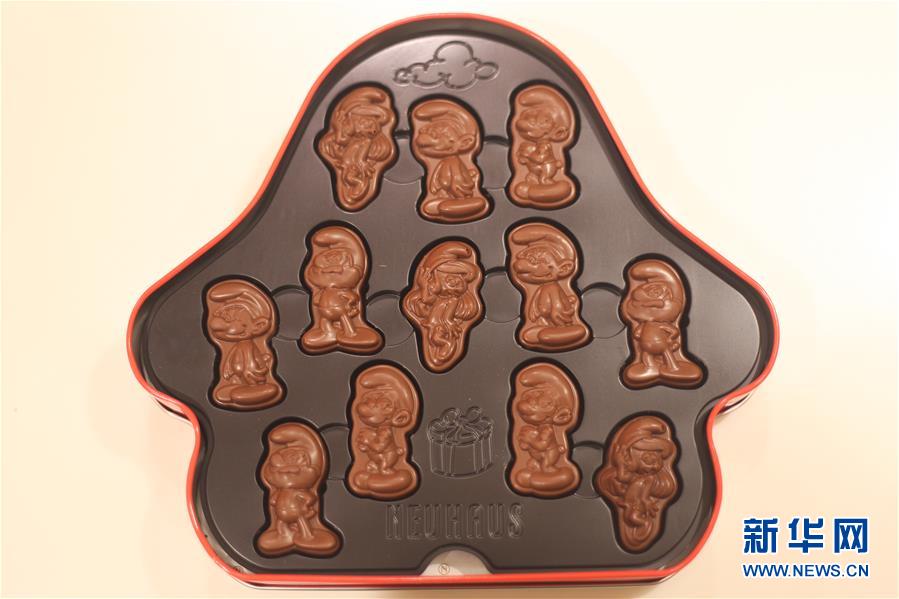 这是9月6日在比利时布鲁塞尔一家巧克力店拍摄的蓝精灵系列巧克力甜品。 巧克力是比利时最具代表性的甜品，与钻石和啤酒并称比利时三大“国宝”。比利时巧克力拥有细腻的结构、高可可含量、美妙的口感和极富创意的造型，这份浓情蜜意从比利时出口至世界各地，受到全世界消费者的喜爱。 新华社记者 郑焕松 摄