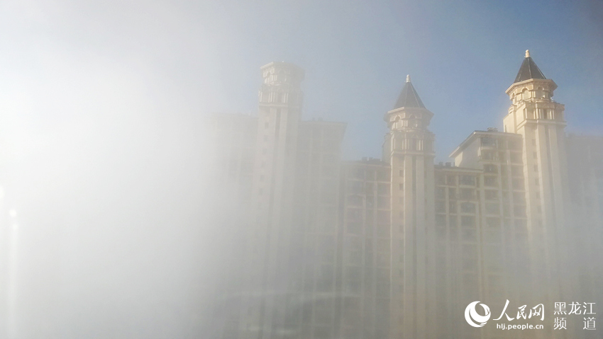 人民网哈尔滨9月14日电 哈尔滨市气象台9月14日6时30分发布大雾黄色预警信号：目前哈尔滨市主城区、呼兰、双城已出现能见度小于500米的雾，局地能见度不足200米。预计今天上午以上区域雾将持续；其它区县市有轻雾，请注意交通安全。

据气象专家分析，因水汽大，风小，夜间温度降下来，一冷却就使得近地面空气中的水汽在后半夜到早晨达到饱和而凝结成小水珠，形成雾。随着白天太阳的照射，温度回升，雾将消散了。