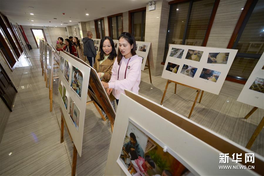 10月13日，市民在贵州省遵义市播州区图书馆参观“乡村振兴图片展”。新华社记者 杨楹 摄