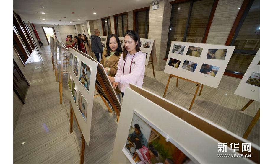10月13日，市民在贵州省遵义市播州区图书馆参观“乡村振兴图片展”。新华社记者 杨楹 摄