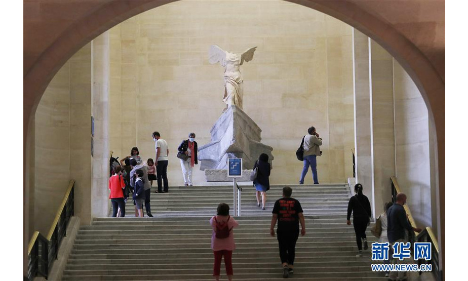 7月6日，在法国巴黎卢浮宫博物馆，人们参观雕塑《萨莫色雷斯胜利女神》。 因新冠病毒疫情关闭3个多月后，法国卢浮宫博物馆于6日重新开放。 新华社记者 高静 摄