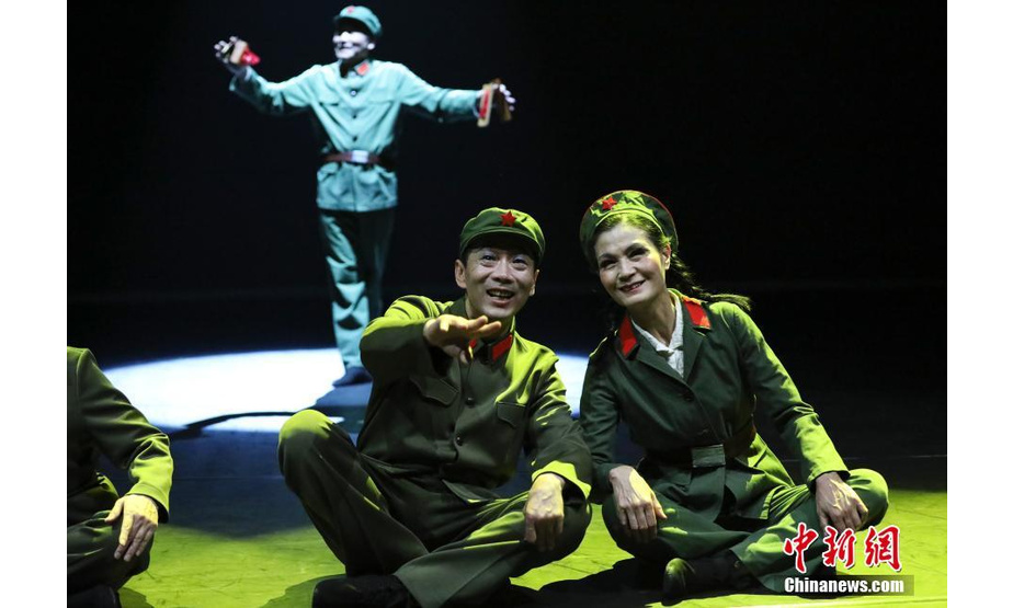 12月26日晚，由国家艺术基金支持的中国首部老年公益舞剧《红舞鞋》（新版）在北京演出。《红舞鞋》剧中演员年龄最大的71岁，最小的54岁。该剧以一双红舞鞋贯穿始终，讲述了一批“50后”人年轻时经历梦想与现实的冲击，到老年终圆“舞蹈梦”的故事。图为演出现场。中新社记者 赵隽 摄