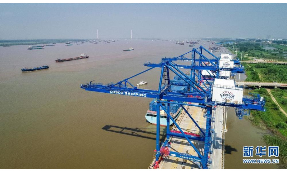 这是8月1日拍摄的阳逻国际港集装箱水铁联运项目码头平台（无人机照片）。 新华社发（伍志尊摄）