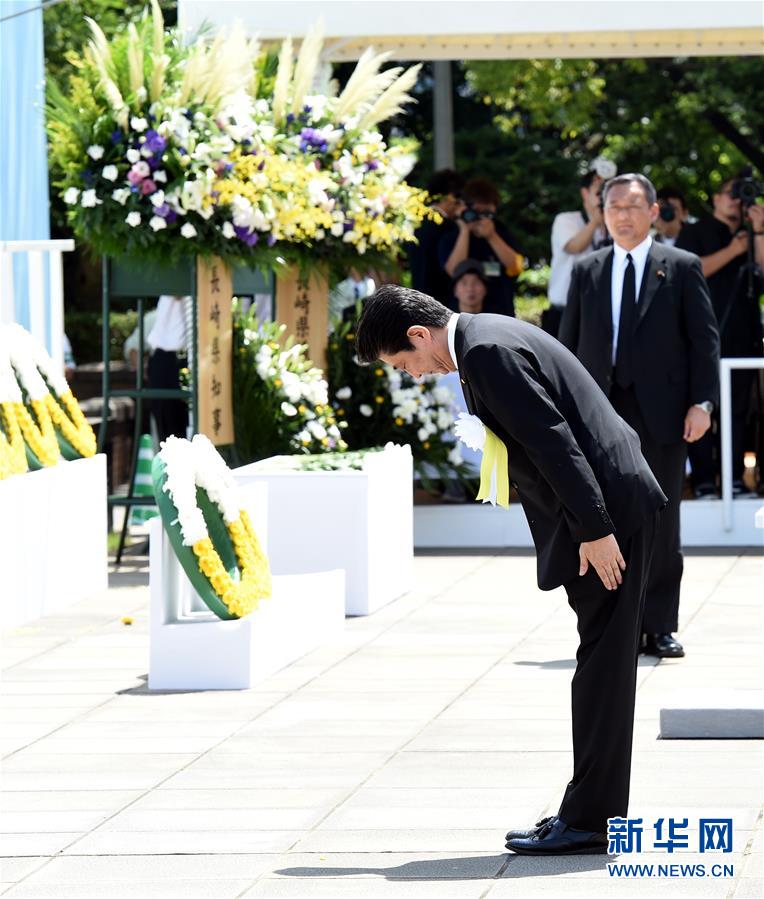 8月9日，在日本长崎市和平公园，日本首相安倍晋三（前）出席原子弹爆炸73周年纪念仪式。日本长崎市9日在和平公园举行原子弹爆炸73周年纪念仪式。原子弹爆炸死难者家属、长崎市民、国际机构及71个国家代表等5000多人参加了仪式。新华社记者 马平 摄