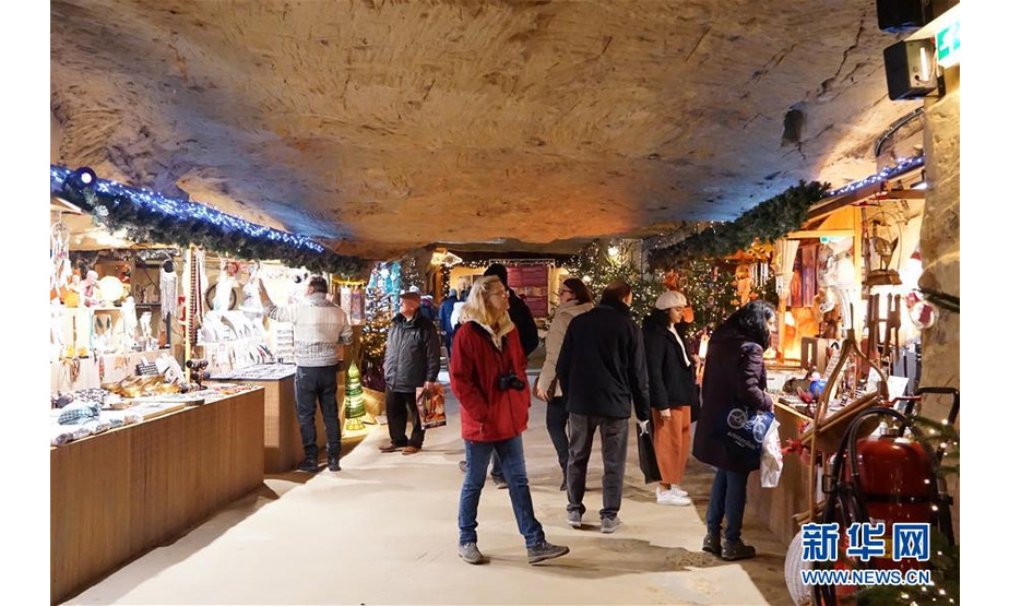 12月8日，在荷兰法尔肯堡，人们在地下圣诞市场选购商品。新华社记者林立平摄