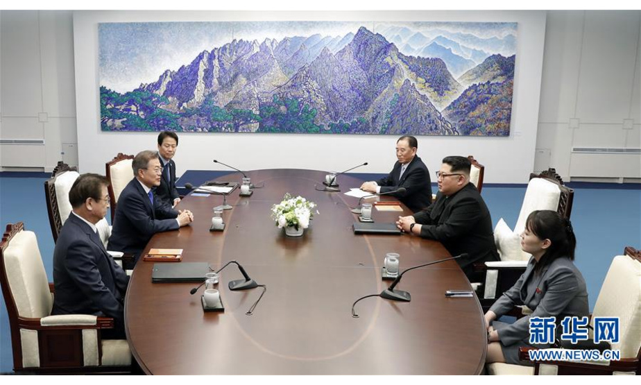 4月27日，韩国总统文在寅（左二）和朝鲜国务委员会委员长金正恩（右二）在板门店举行会晤。 新华社发（韩朝首脑会晤媒体报道团供图）