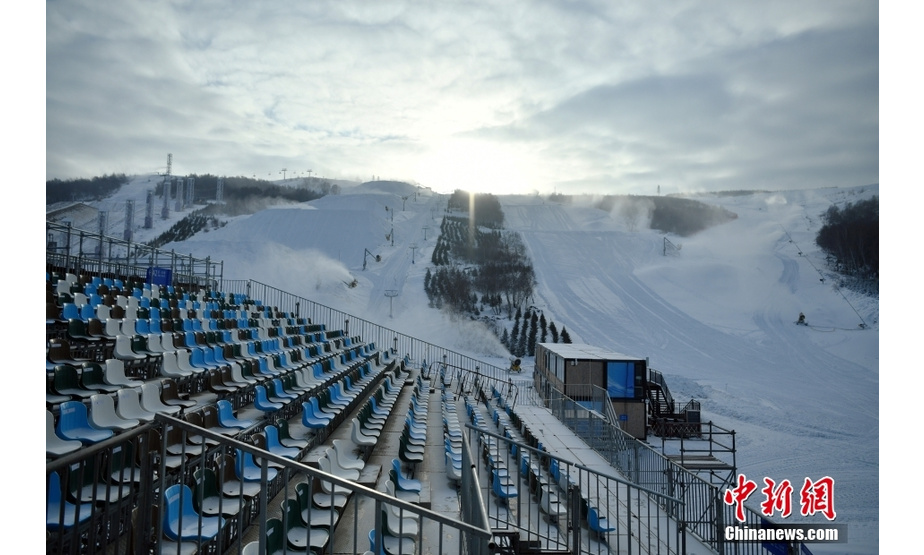 作为北京2022年冬奥会唯一依托现有滑雪场改建的雪上竞赛场馆，位于张家口市崇礼区的云顶滑雪公园在赛后将打造以冰雪运动和山地度假为一体的山地旅游度假区。图为2021年12月9日，张家口赛区云顶滑雪公园观众席和部分赛道。 中新社记者 翟羽佳 摄