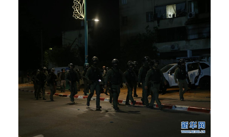 5月12日，以色列安全人员在中部城市卢德巡逻。

　　以色列总理办公室12日凌晨发表声明宣布，以中部阿拉伯人与犹太人混居城市卢德进入紧急状态。

　　新华社发（穆阿迈尔·阿瓦德摄）
