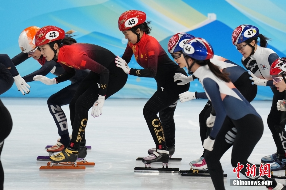 2月13日，北京冬奥会短道速滑女子3000米接力决赛举行。由范可新、张雨婷、张楚桐和曲春雨组成的中国队，在决赛中滑出了4分03秒863，收获一枚铜牌。图为比赛现场。 中新社记者 崔楠 摄