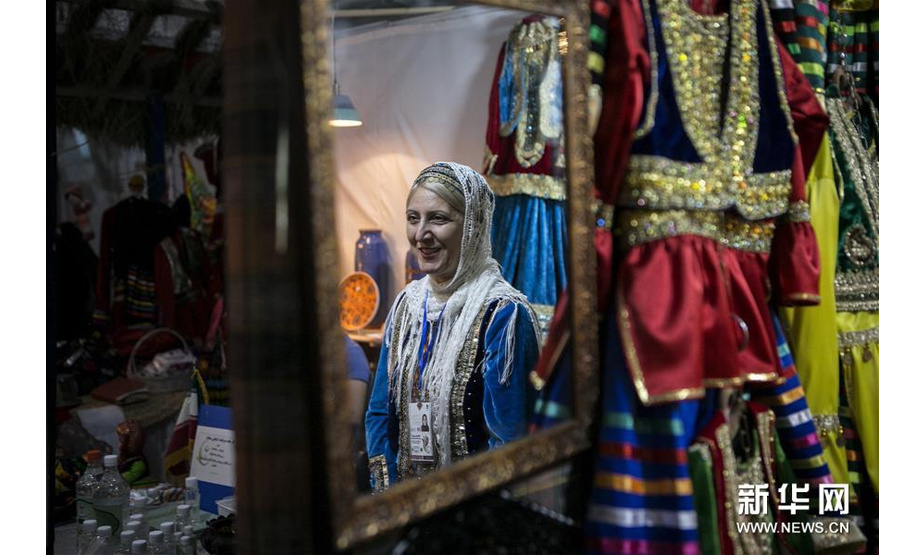 8月17日，在伊朗德黑兰举行的第四届德黑兰传统游牧文化展上，一名村民身着传统服饰。 新华社发（艾哈迈德·哈拉比萨斯摄）