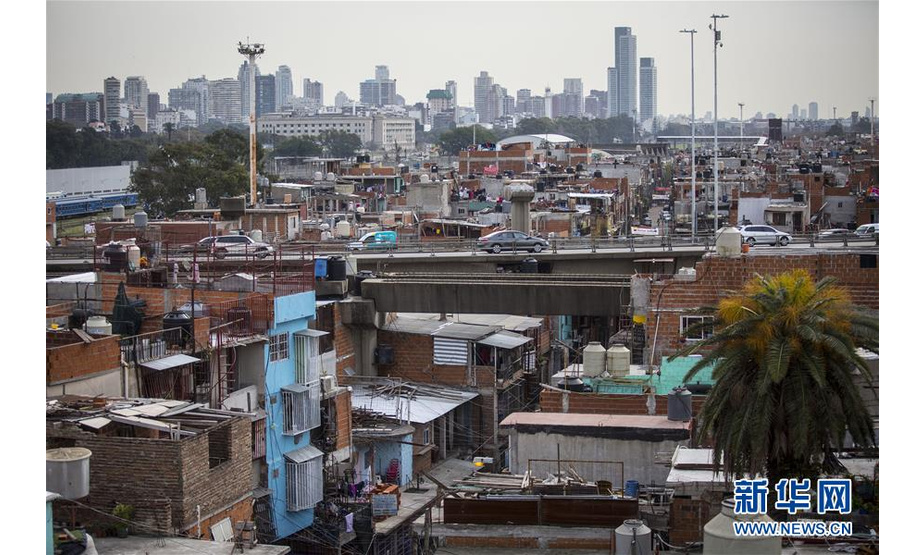 雷蒂罗区是阿根廷首都布宜诺斯艾利斯最繁忙的交通枢纽之一，火车、城际轨道交通和巴士总站汇集于此。从雷蒂罗火车站经过的一条主要铁轨将城市一分为两个世界——南边是现代化的摩天大楼和高档住宅，北边就是布市最大的贫民窟，当地人直言不讳地称这片区域为“31号贫民窟”。如今，当地政府大力着手贫民窟改造工程，重点解决贫民窟内居民的就业和脱贫问题，希望逐渐消除贫民窟与城市其他地区的差距。这是2018年6月8日在阿根廷首都布宜诺斯艾利斯拍摄的该市最大贫民窟。 新华社发（马丁·萨巴拉摄）