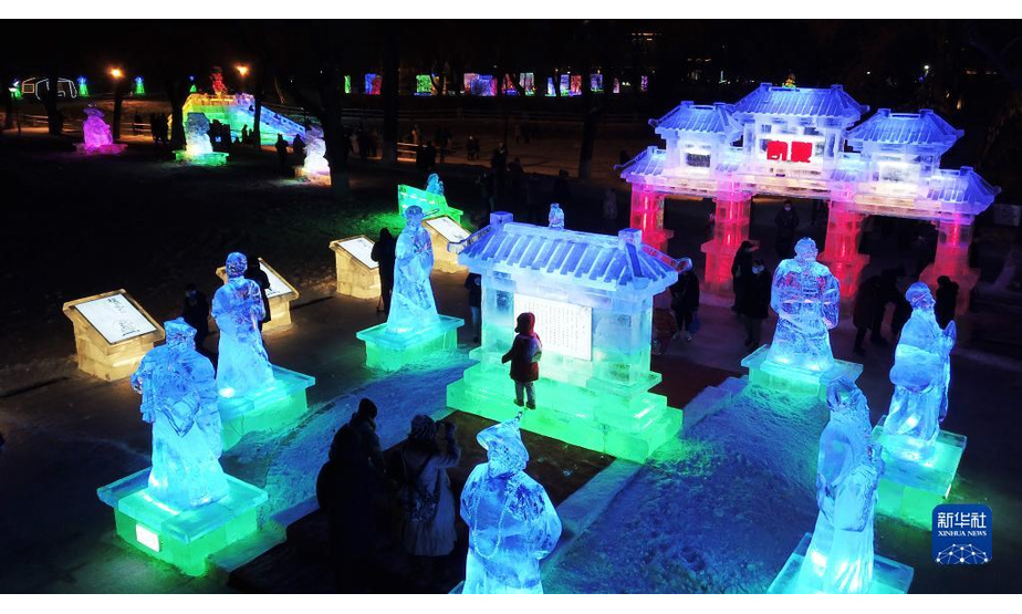 这是1月5日拍摄的哈尔滨冰灯艺术游园会园区的一角（无人机照片）。

　　当日，以“冬奥之光，多彩冰灯”为主题的第四十八届哈尔滨冰灯艺术游园会，于兆麟公园免费开放，为冰城再添冰雪盛景。本届游园会将举办多种形式的群众性公益冰雕比赛和冰雪文化活动，让游客观赏冰灯之美，品味冰雕之韵，体验冰雪之趣。

　　新华社记者 王建威 摄
