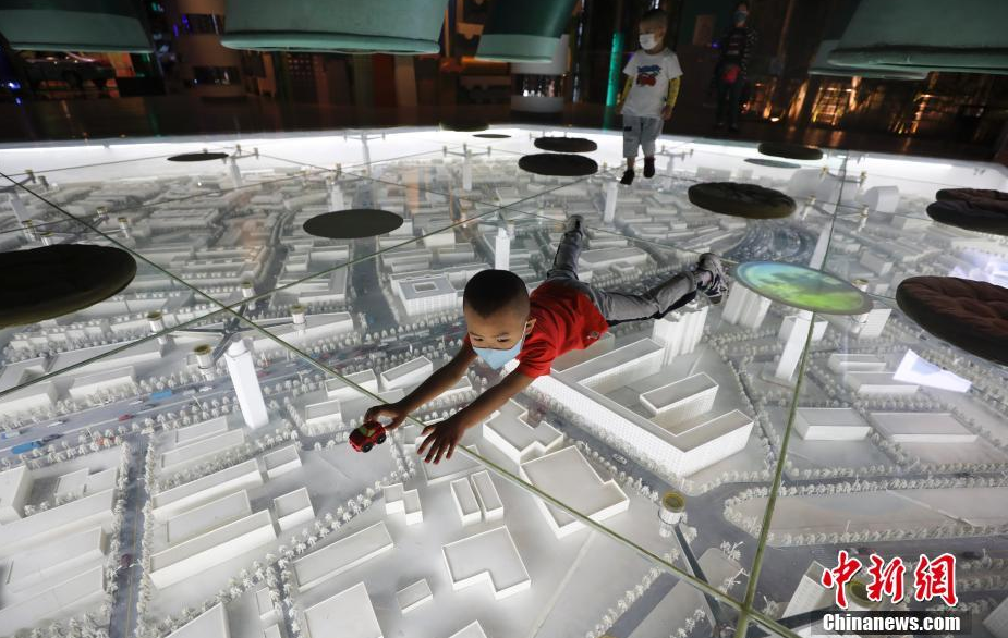 6月2日，一位小朋友在北京汽车博物馆内参观游览。当日，北京汽车博物馆有序恢复开放。目前博物馆采取实名制购票限量预约，每日限流1200人。观众入馆参观需进行身份证核验、出示本人实时健康码、接受健康检测，未见异常后方可入馆。 中新社记者 赵隽 摄
