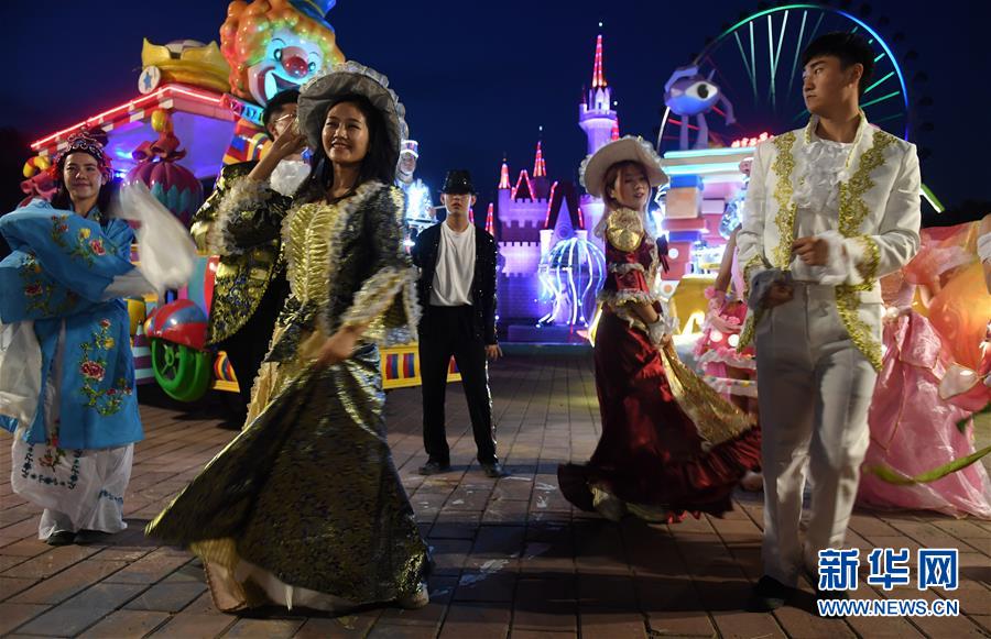 7月12日，舞蹈演员在花车巡游预演中表演。 北京石景山游乐园2019“狂欢之夏”活动将于7月13日至8月31日举行。本次活动历时50天，将开展奇幻光影秀、萌宠假期大马戏、美食啤酒嘉年华、炫动盛夏花车巡游等活动，为人们夏日休闲娱乐提供好去处。 新华社记者 李俊东 摄
