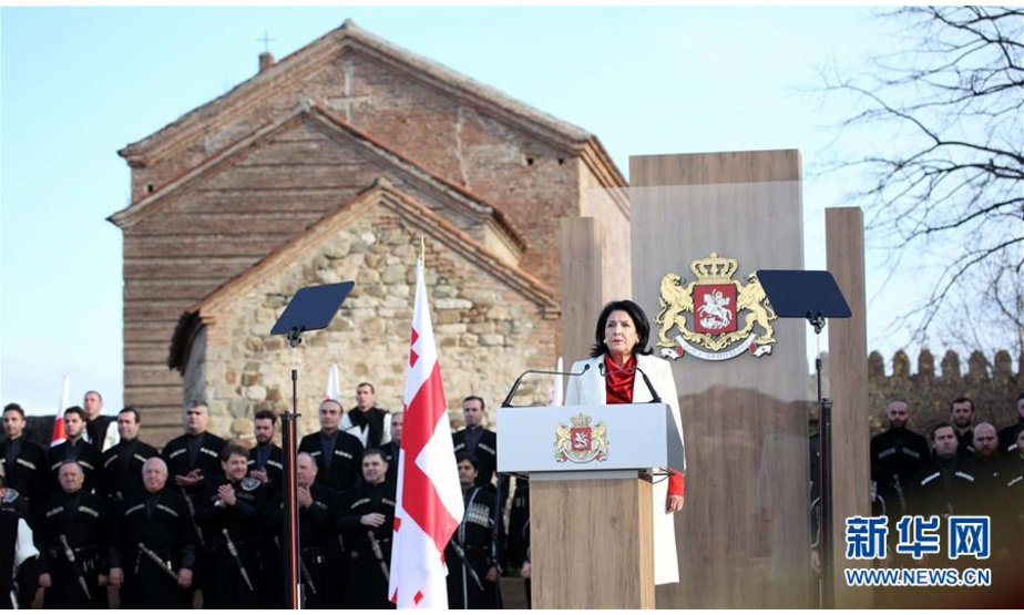 12月16日，在格鲁吉亚东部城市泰拉维，萨洛梅·祖拉比什维利（前）在总统就职仪式上致辞。当日，格鲁吉亚当选总统萨洛梅·祖拉比什维利在泰拉维宣誓就职，成为格鲁吉亚独立后首位女总统。新华社发（格鲁吉亚总统府供图）