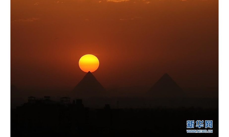 这是4月14日从埃及开罗拍摄的吉萨金字塔群日落景色。新华社记者 王东震 摄