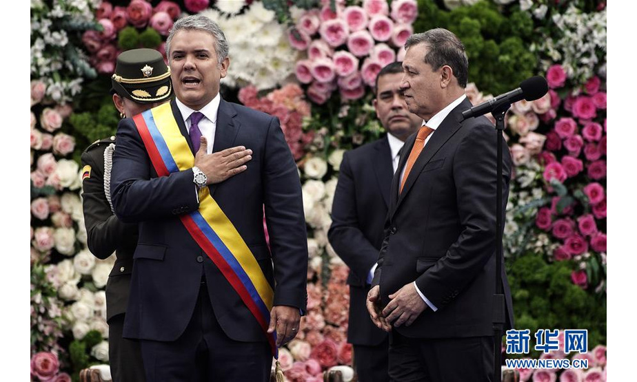 8月7日，在哥伦比亚首都波哥大，哥伦比亚新任总统杜克（前左）出席就职典礼。哥伦比亚新任总统杜克7日在首都波哥大市中心玻利瓦尔广场宣誓就职，正式开始为期四年的总统任期。 新华社发（霍恩·帕斯 摄）