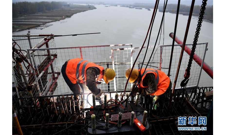 11月17日，施工人员在商合杭铁路跨淮河特大桥合龙现场作业。

　　新华社记者 刘军喜 摄

