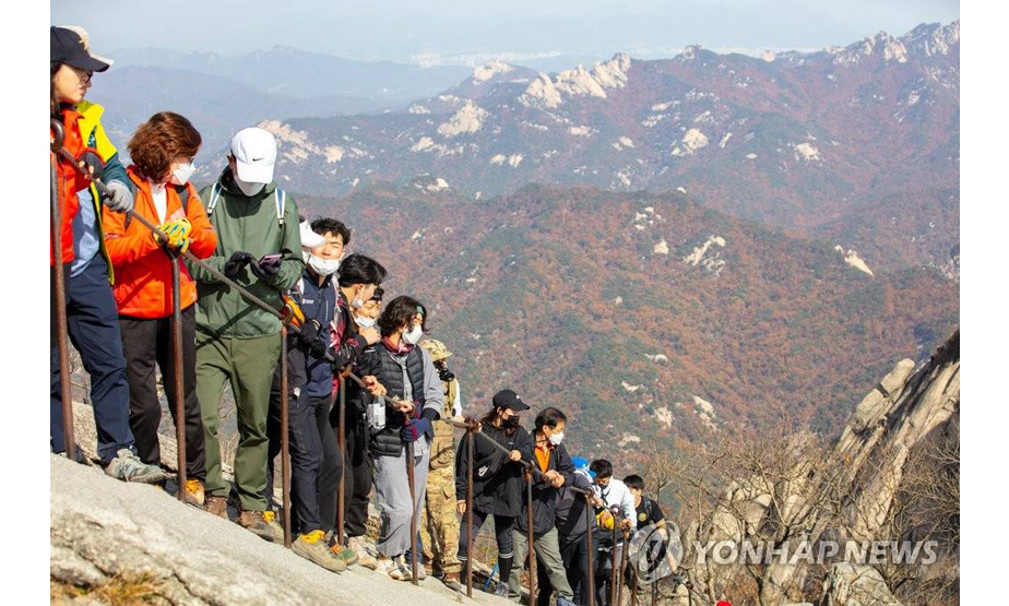 25日，登山爱好者们正在北汉山白云台享受浓浓秋意。