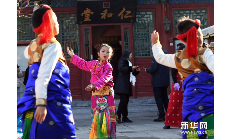 11月23日，小演员表演少儿锅庄舞《扎西秀》。新华社记者 金良快 摄