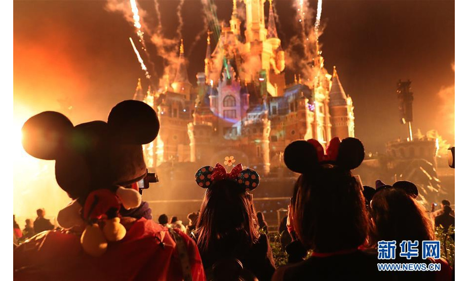 11月18日，头戴米老鼠头饰的游客在上海迪士尼乐园奇幻童话城堡前观看音乐烟花表演。

　　当日，上海迪士尼度假区与全球多地的迪士尼度假区共同庆祝著名动漫形象米老鼠——米奇和米妮的90岁生日。

　　新华社记者 方喆 摄