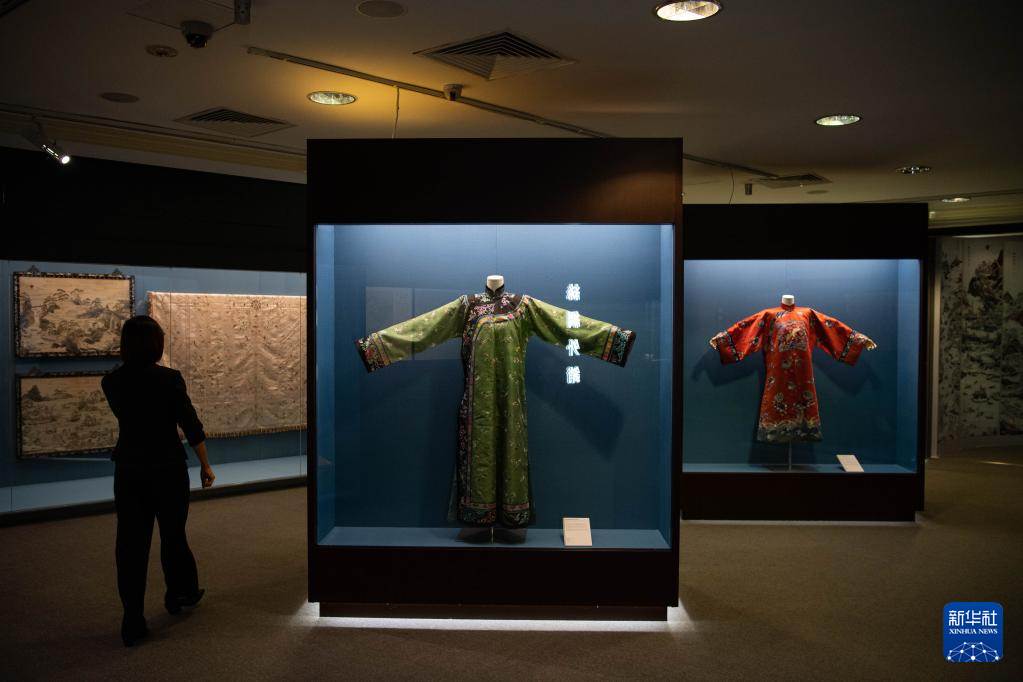 11月26日，市民在“三城记——明清时期的粤港澳湾区与丝绸外销”展上参观。当日，“三城记——明清时期的粤港澳湾区与丝绸外销”澳门巡展在澳门博物馆开幕，展览共展出粤港澳三地博物馆112组201件展品。新华社记者 张金加 摄