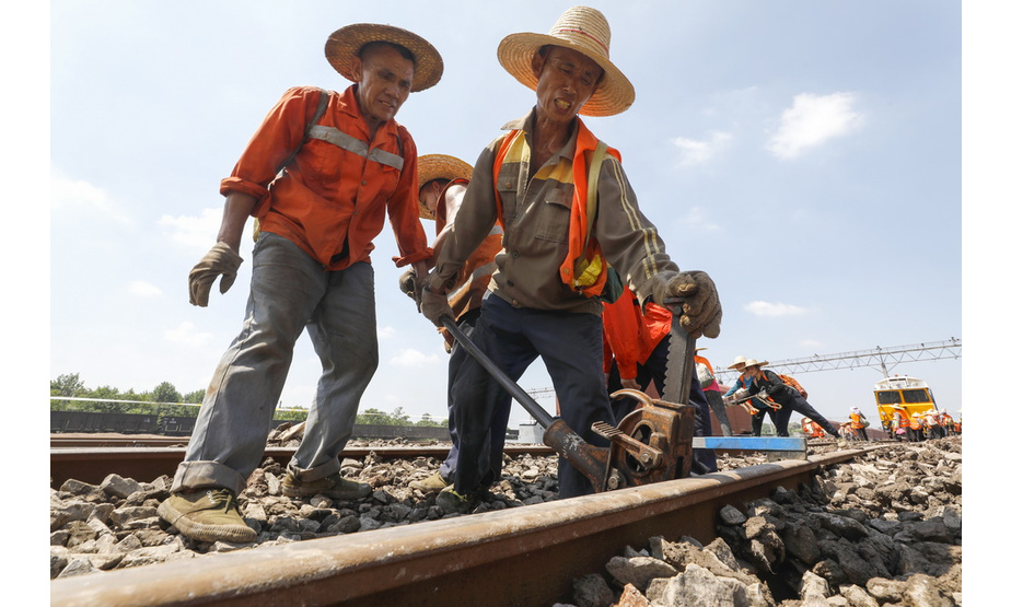 8月4日，鹰潭工务机械段的工作人员在江西鹰潭铁路枢纽编组站施工作业。