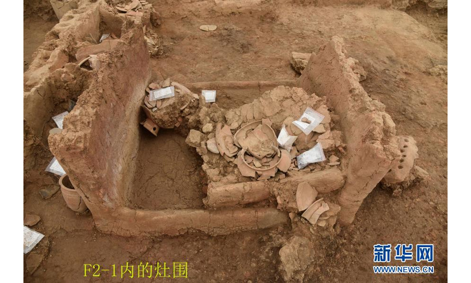 河南南阳黄山遗址出土的、标号为F2的仰韶文化晚期大型玉石器生产作坊内的灶围（2020年8月摄）。新华社发