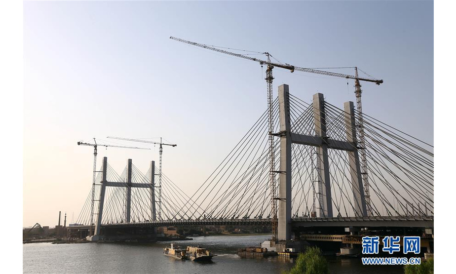 这是5月15日在埃及首都开罗拍摄的鲁德·法拉杰轴心大桥。位于埃及首都开罗舒卜拉区的鲁德·法拉杰轴心大桥当天正式落成。鲁德·法拉杰轴心大桥横跨尼罗河，桥体宽度达67.3米，是目前世界上最宽的斜拉桥。吉尼斯世界纪录中东北非地区区域经理塔拉勒·奥马尔当天为大桥颁发了吉尼斯世界纪录证书。新华社发（艾哈迈德·戈马摄）