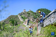 6月3日，工人在喜峰口西潘家口段长城保护维修工程现场施工。<br/><br/>　　新华社记者 牟宇 摄