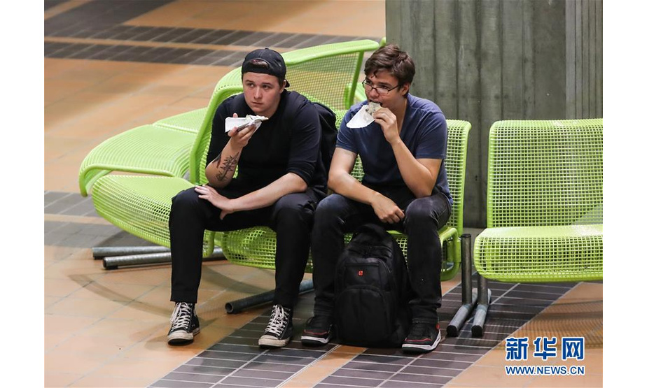9月11日，在德国首都柏林，两名男子品尝可丽饼。新华社记者 单宇琦 摄