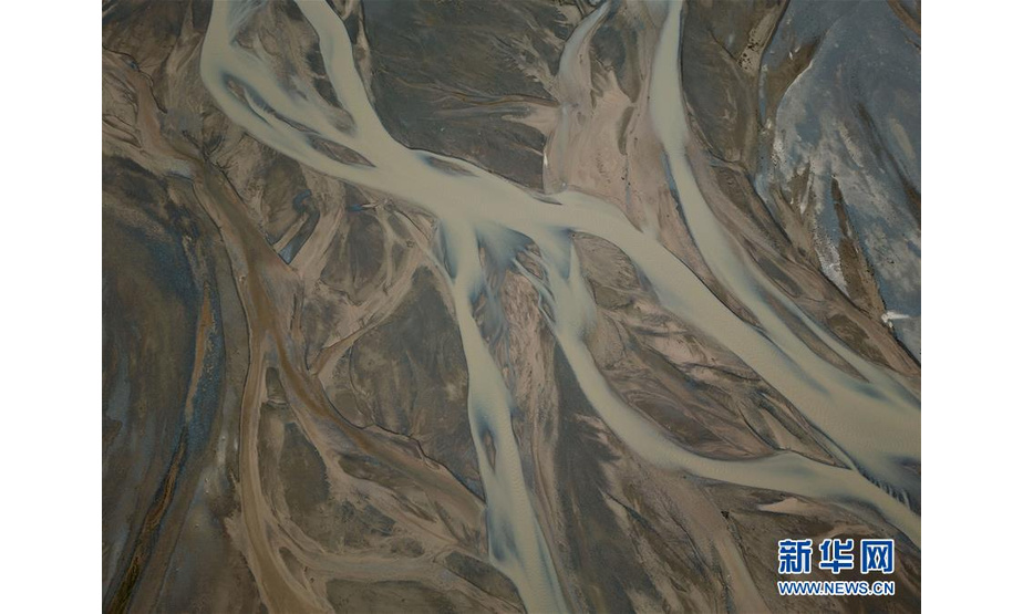 8月22日在甘肃阿克塞阿勒腾乡无人机拍摄的大哈尔腾河。 由于近期降水较多，位于甘肃省酒泉市阿克塞哈萨克族自治县境内的大哈尔腾河水量丰沛，河道蜿蜒曲折，空中俯瞰颇为壮观。大哈尔腾河发源于甘青交界处的祁连山腹地，以冰川和积雪融水为主要补给。 新华社记者 马宁 摄