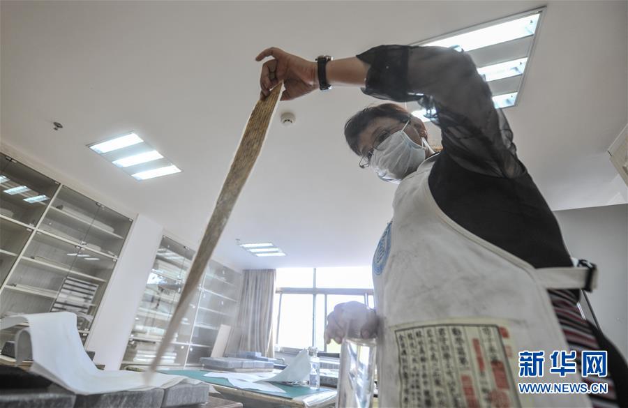 在西藏自治区古籍保护中心，工作人员清洁珍贵藏文濒危古籍文献（9月12日摄）。

　　2010年以来，西藏已普查登记古籍文献18000余函，有291函古籍入选国家珍贵古籍名录，成功修复白嘎寺、墨竹工卡县芒热寺的3000余页古籍。

　　新华社记者 晋美多吉 摄