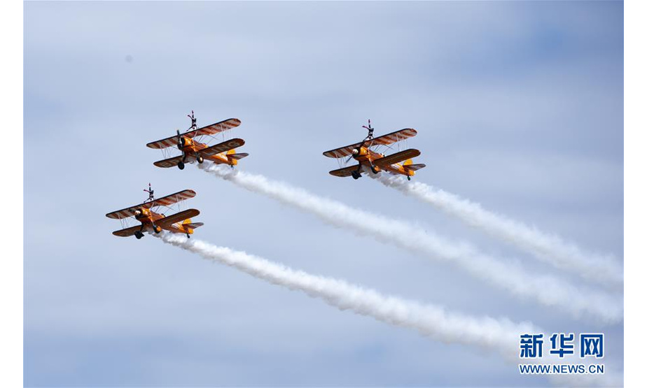 7月22日，“百年灵”飞行表演队在英国法恩伯勒航展上进行飞行表演。新华社记者韩岩摄