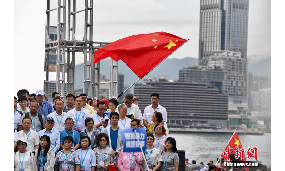 8月17日下午，“守护香港大联盟”和香港市民在金钟添马公园发起“反暴力·救香港”大集会，表达香港社会反对一切形式的暴力，呼唤和谐稳定，尽快回复社会正常秩序的主流民意。