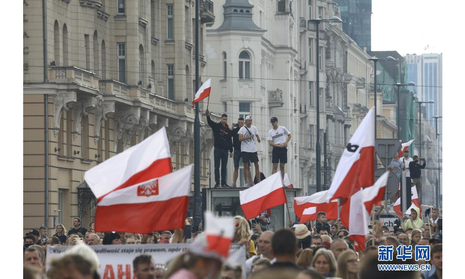 8月1日，人们在波兰华沙参加纪念华沙起义77周年活动。新华社发（亚普·阿林摄）