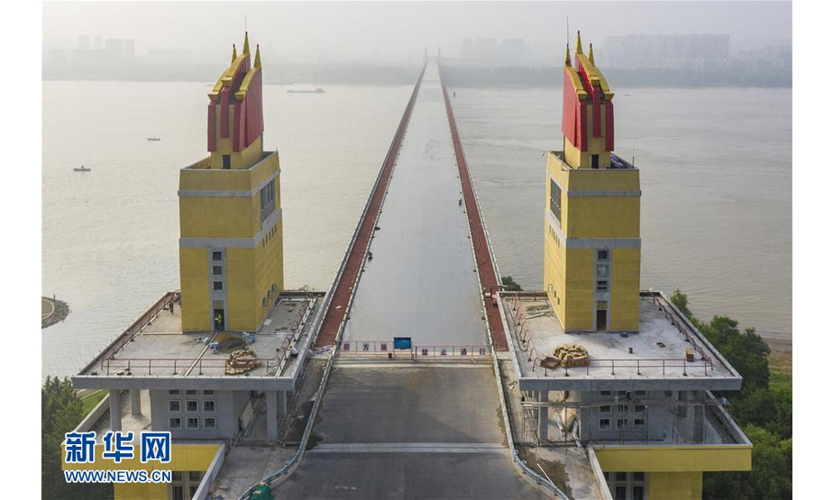 这是封闭维修中的南京长江大桥（9月18日无人机拍摄）。 日前，正在进行维修改造工程的南京长江大桥公路桥桥面开始摊铺沥青，桥头堡及雕塑等处的围挡已拆除。南京长江大桥建成于1968年，公路桥于2016年10月28日开始封闭维修，预计2018年年底前完成维修改造，恢复通车。 新华社发（苏阳 摄）