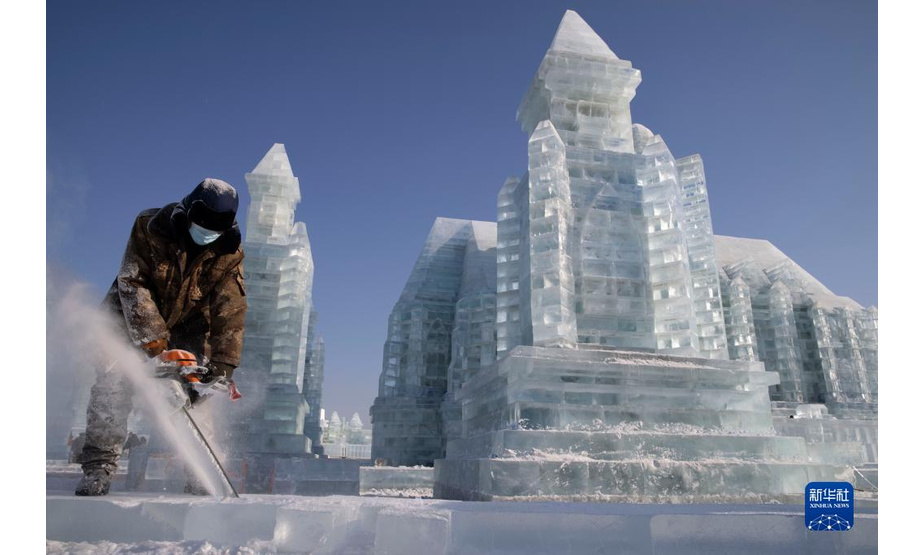 12月22日，工人在哈尔滨冰雪大世界园区施工。