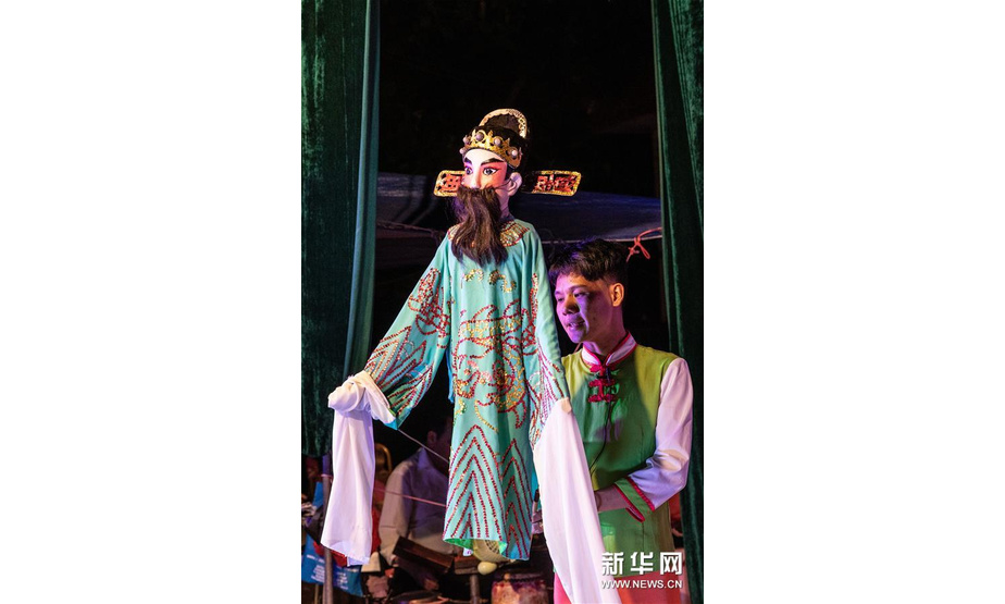 5月24日，海南临高新风人偶戏团在临高县美朗村演出。新华社记者 张丽芸 摄