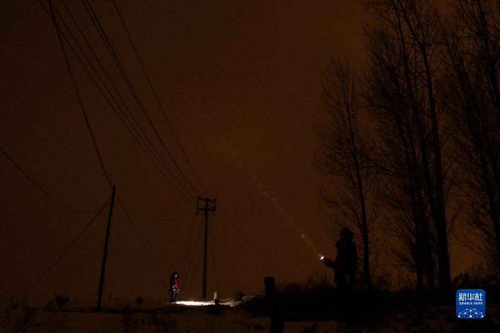 11月21日晚，国网鸡西供电公司的工人在雪中巡查线路。

　　黑龙江省鸡西市气象局于11月22日03时50分将暴雪橙色预警信号升级为暴雪红色预警信号。为保障当地物资运输畅通、居民出行便利，鸡西市相关部门迅速组织除雪力量，一夜无眠的“逆行者”在暴雪中用自己的辛苦付出，保障城市有序运转和居民正常生活。

　　新华社记者 张涛 摄