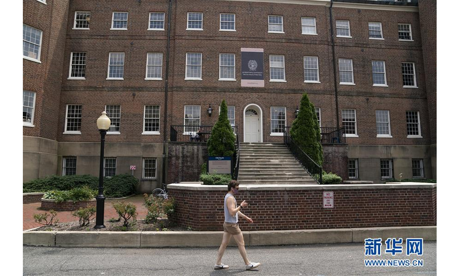 7月7日，一名男子走在美国华盛顿的乔治敦大学校园内。 新华社记者 刘杰 摄
